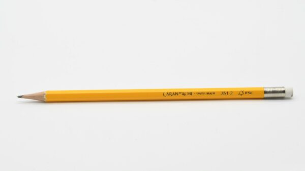 CARAN D'ACHE Bleistift HB gelb, mit Gummi